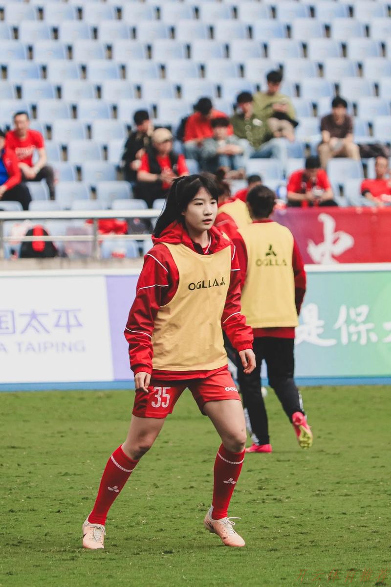 开云体育最新动态：女超联赛新赛季第一阶段战罢 球迷回归为女足“绽放”打气助威